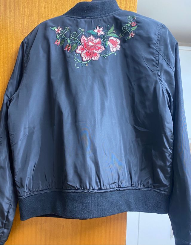 chaqueta bomber bordada color negro mujer