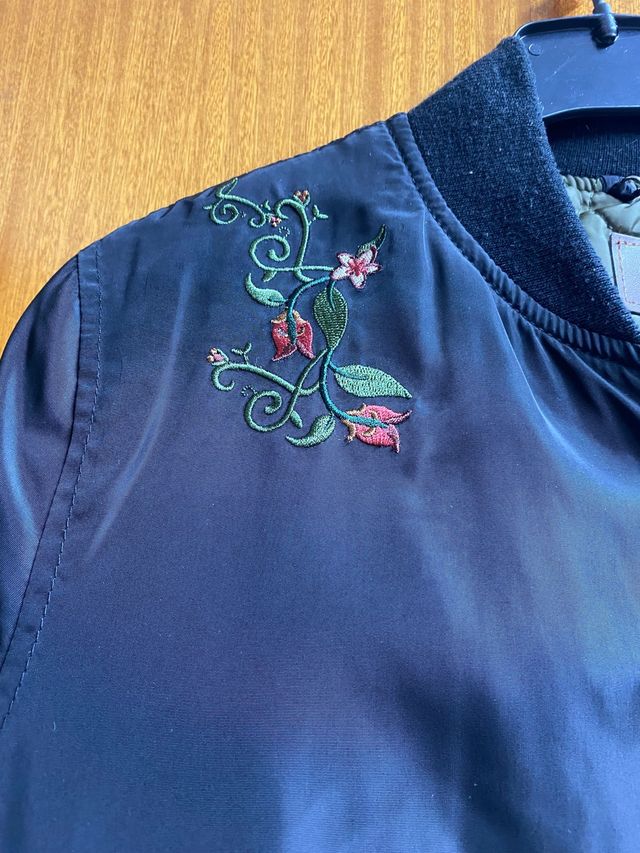 chaqueta bomber bordada color negro mujer