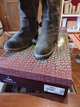 Espectaculares botas de ante, nuevas.