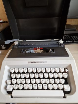 MAQUINA DE ESCRIBIR  OLIVETTI