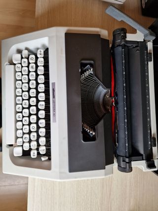 MAQUINA DE ESCRIBIR  OLIVETTI