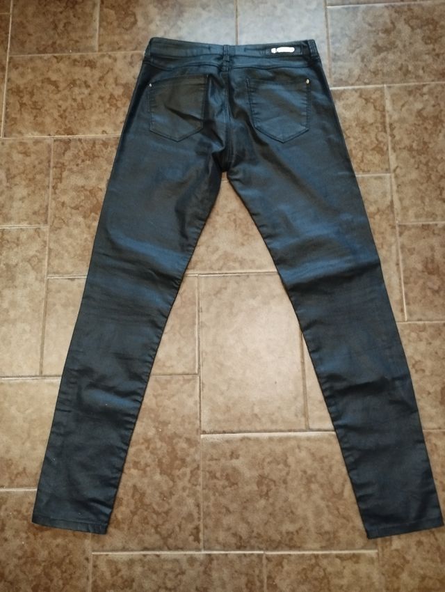 Pantalón negro tipo piel