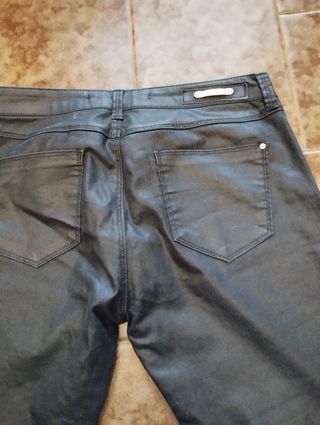 Pantalón negro tipo piel