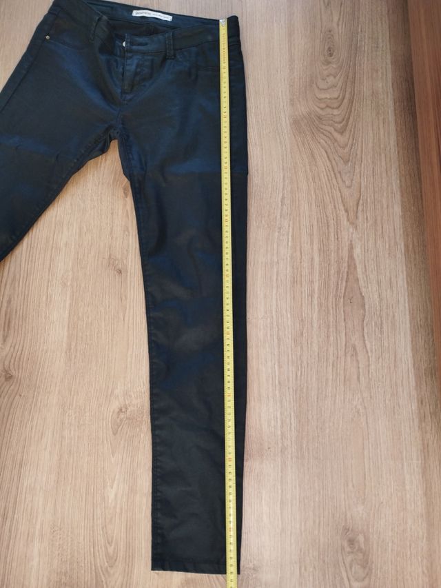 Pantalón negro tipo piel