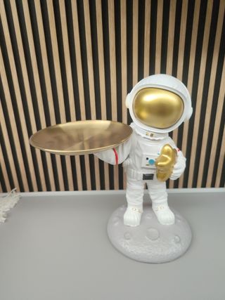 Statua astronauta con vassoio