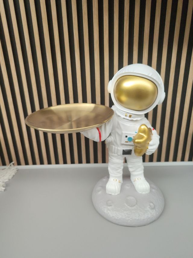 Statua astronauta con vassoio