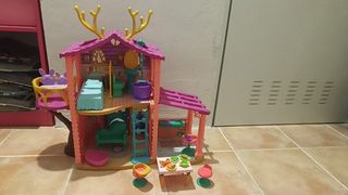 casa enchantimals + 6 muñecas y sus mascotas.