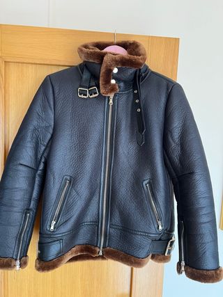 cazadora poli piel de Zara 