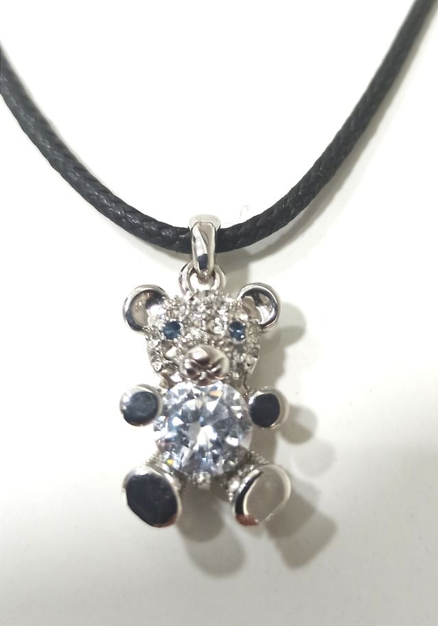 Colgante osito con cordón