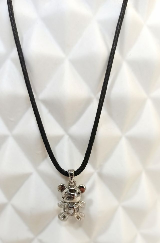 Colgante osito con cordón