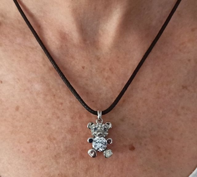 Colgante osito con cordón