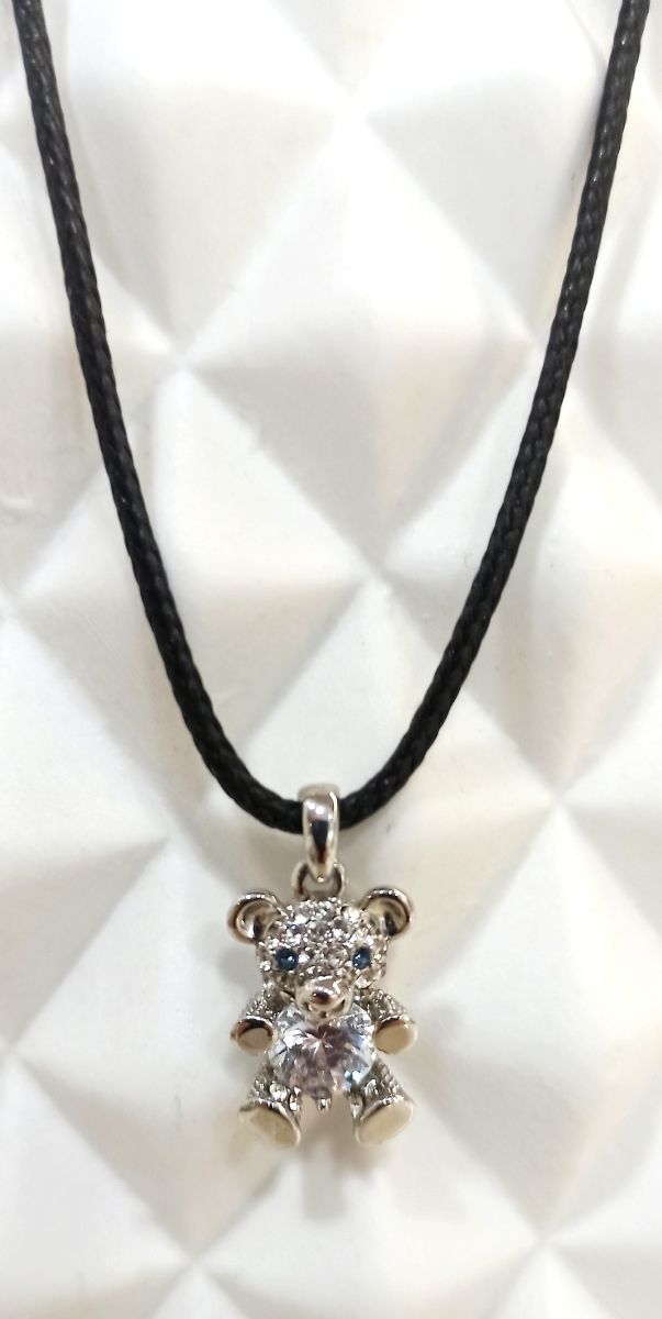 Colgante osito con cordón