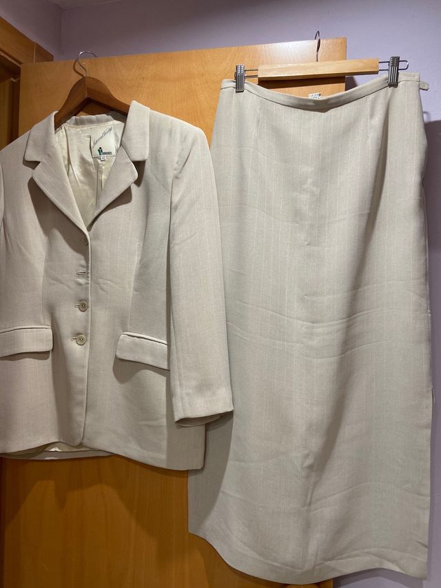 traje chaqueta con falda
