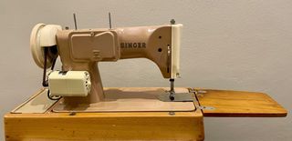 Maquina de coser SINGER y maletín