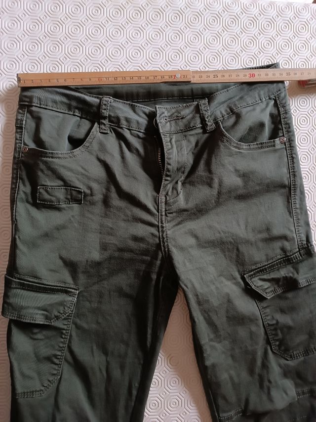 Pantaloni con tasche laterali