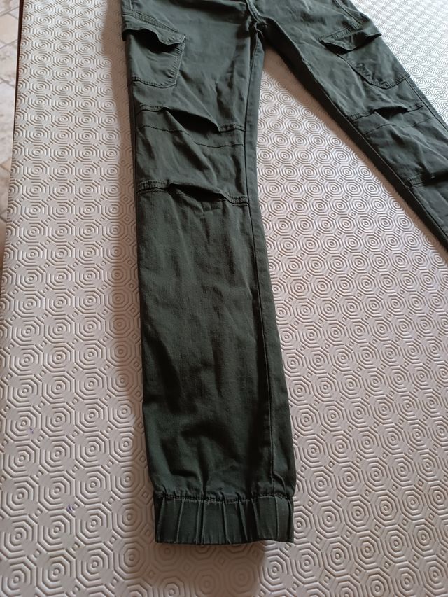 Pantaloni con tasche laterali