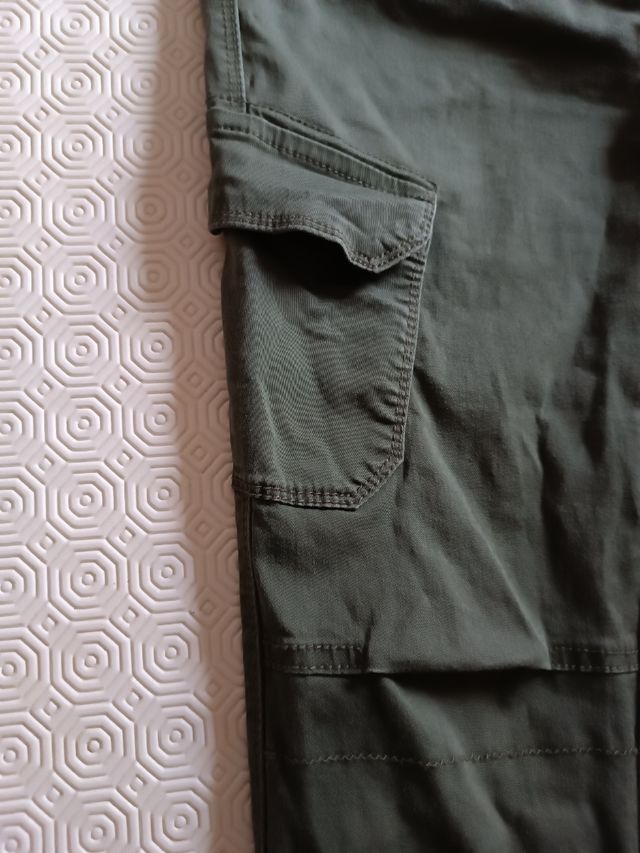 Pantaloni con tasche laterali