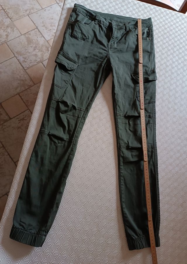 Pantaloni con tasche laterali