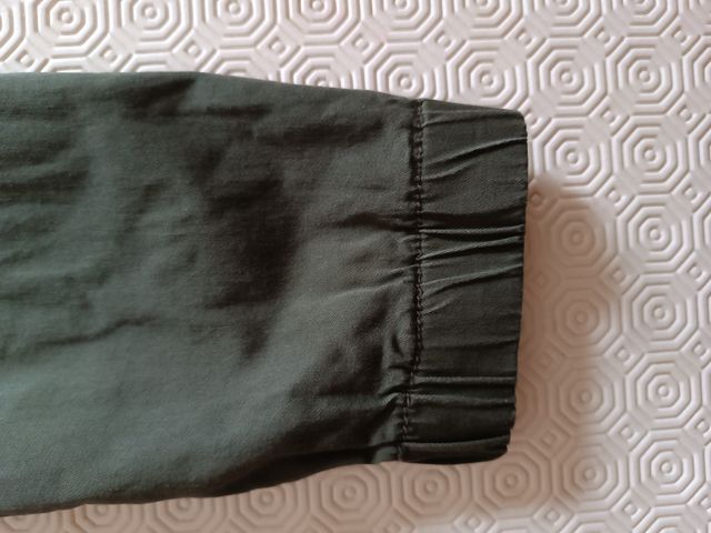 Pantaloni con tasche laterali