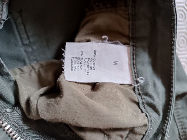 Pantaloni con tasche laterali