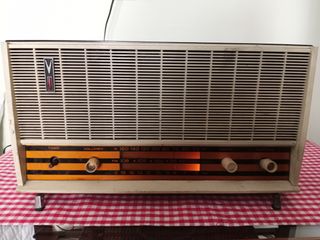 Radio antigua con válvulas 
