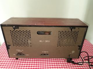 Radio antigua con válvulas 