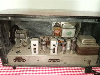 Radio antigua con válvulas 