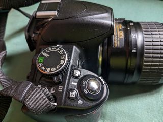 Camara Nikon 3100  con objetivo 18-55mm Vr