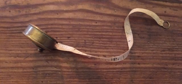 Antico metro a nastro avvolgibile