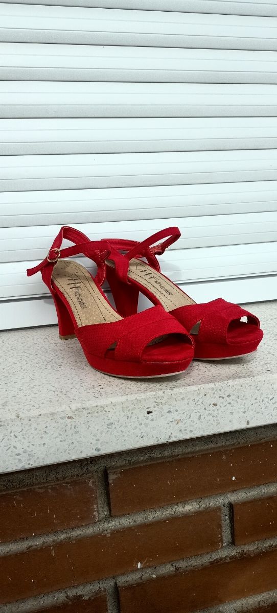 Sandalia tacón rojo 👠