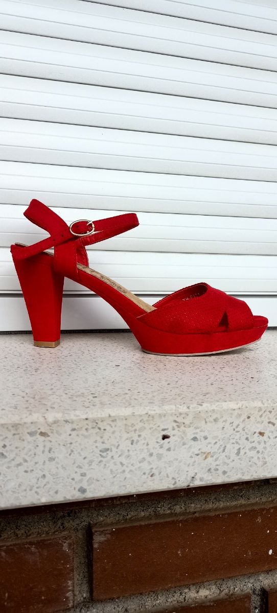 Sandalia tacón rojo 👠