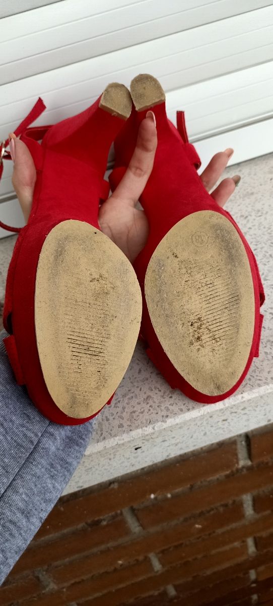 Sandalia tacón rojo 👠