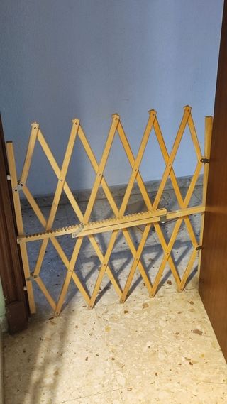 Puerta ajustable para mascotas y niños