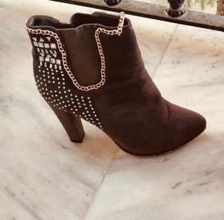 Botines tachuelas y cadena Strafivarius