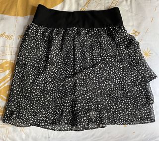 falda negra de zara con estrellas blancos