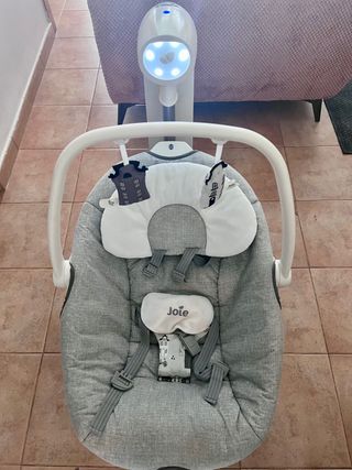 hamaca JOIE con movimiento, luz y música para bebé