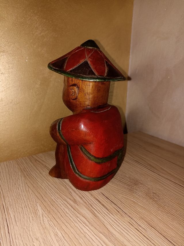 Statua orientale scolpita in legno