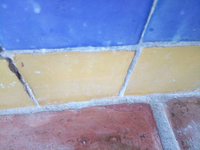 MOLTE piastrelle viola.