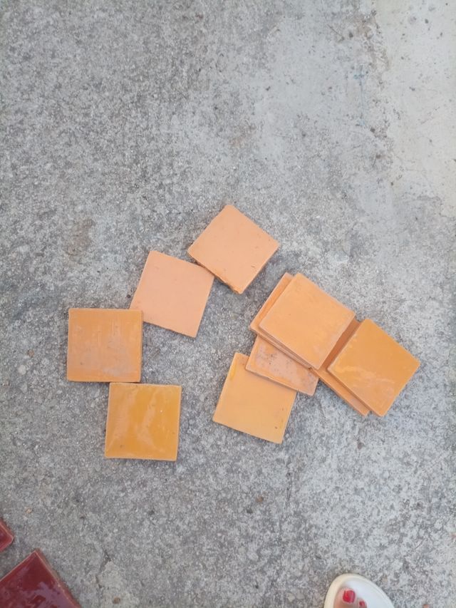 MOLTE piastrelle viola.