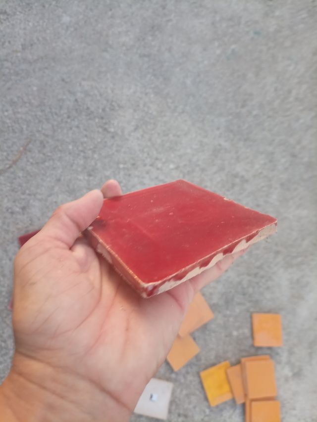 MOLTE piastrelle viola.