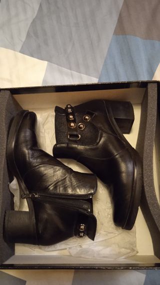 Botines Dansi negros con tachuelas