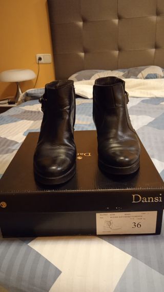 Botines Dansi negros con tachuelas