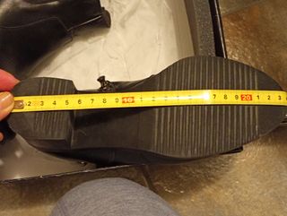 Botines Dansi negros con tachuelas