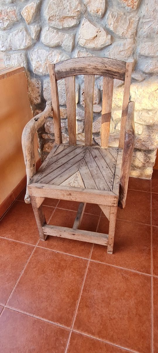 Mesa y sillas de anticuario