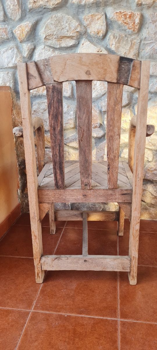 Mesa y sillas de anticuario