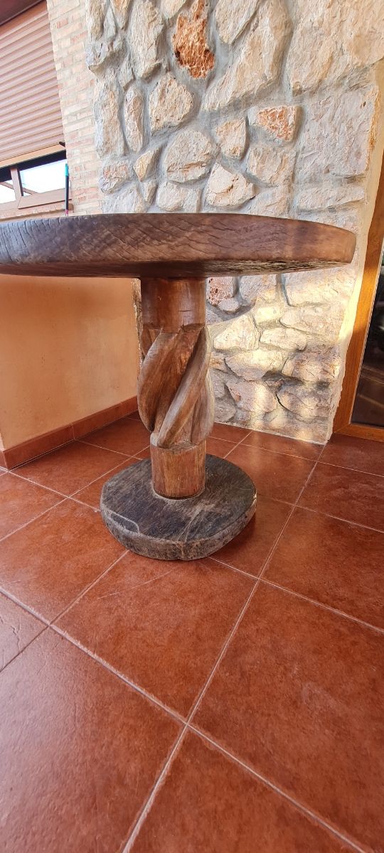 Mesa y sillas de anticuario