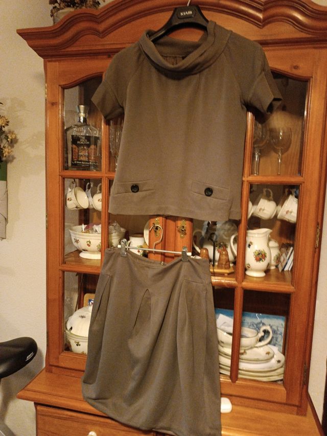 Conjunto . falda por la rodilla más o menos
