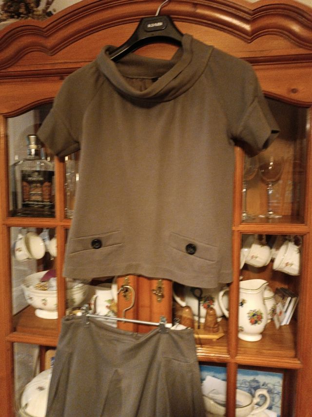 Conjunto . falda por la rodilla más o menos