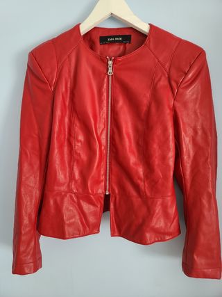 Cazadora piel roja Zara