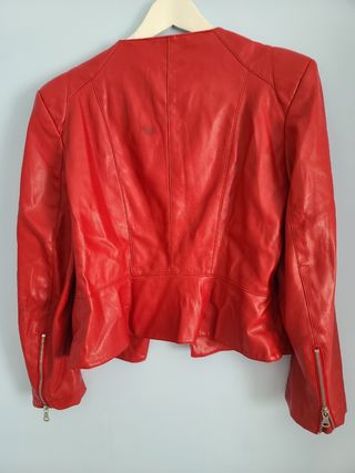 Cazadora piel roja Zara